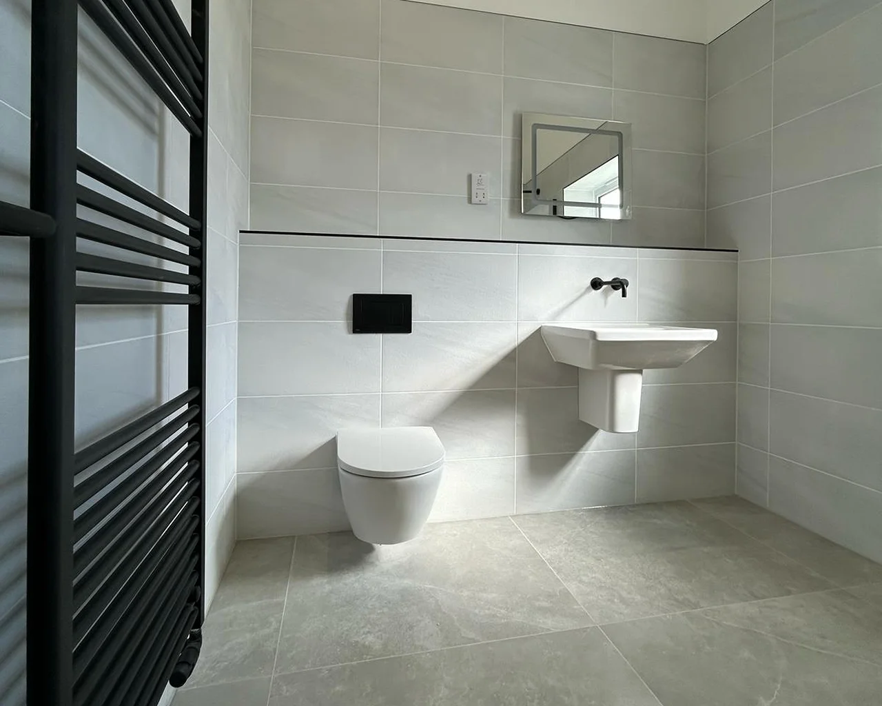 Bathroom with toilet and towel radiator